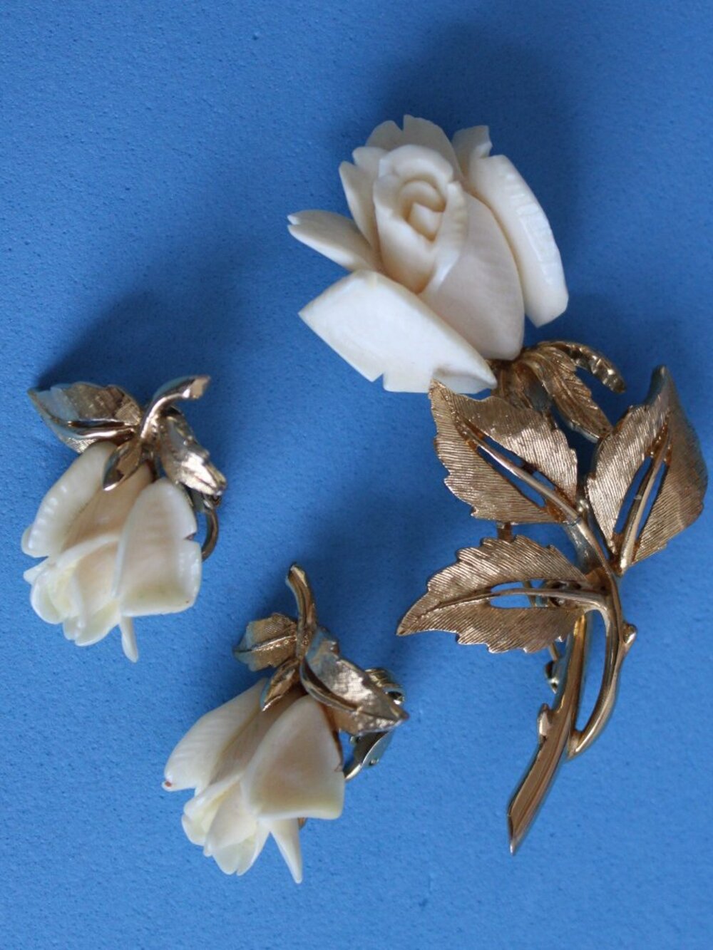 1950-S BOUCHER VINTAGE 3D СARVED CREAMY WHITE PLASSTIC ROSE BROOCH  AND CLIPS SE